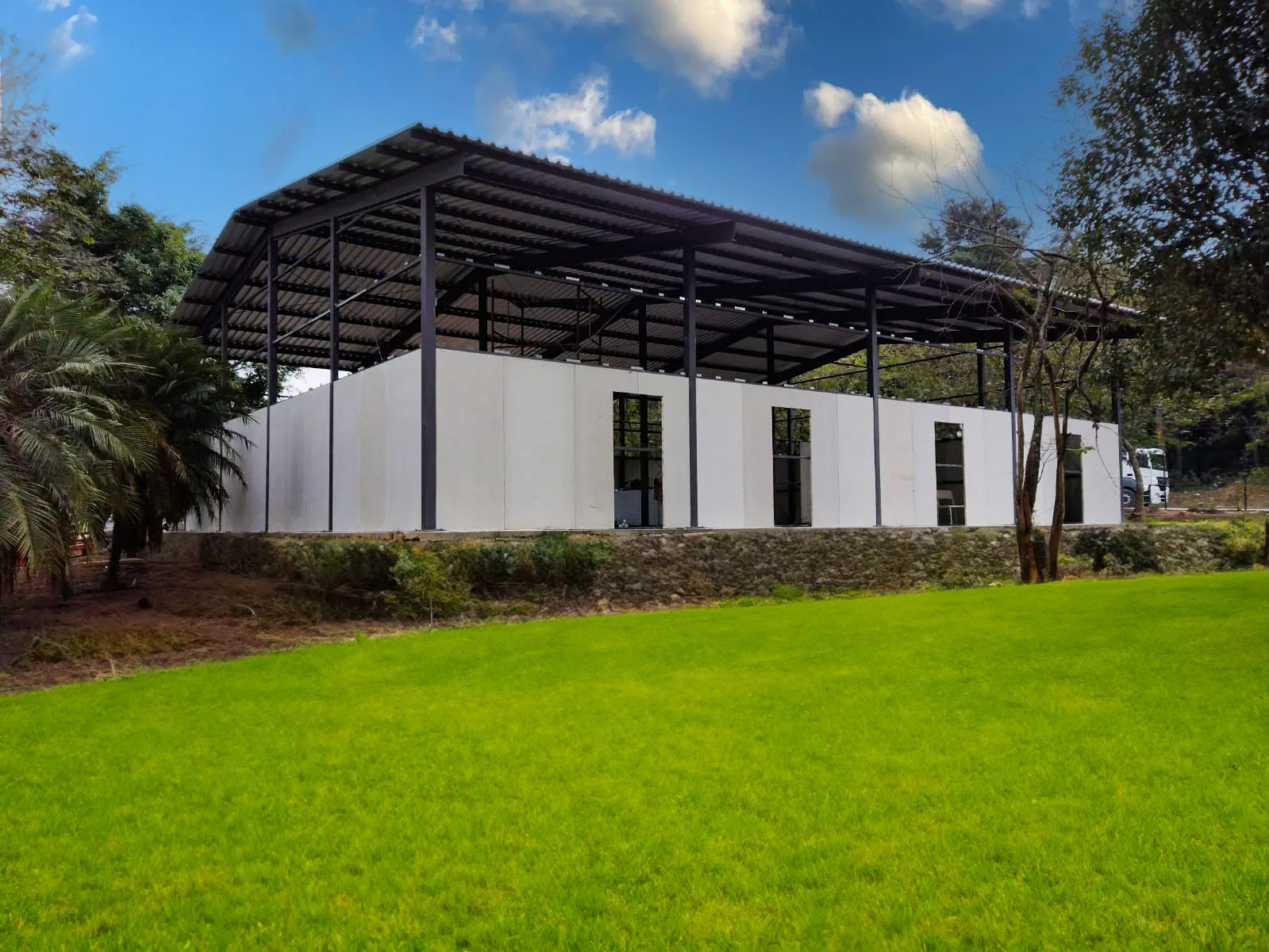Edificação com fechamento externo em Painel Wall Maxicomp