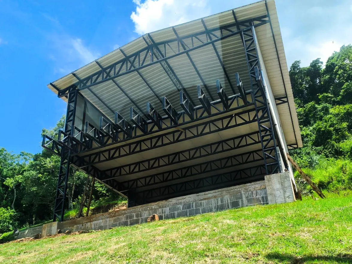 Estrutura metálica preparada para instalação de Painel Wall