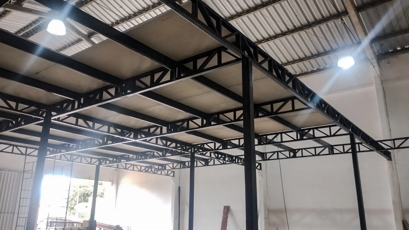 Mezanino metálico com piso em Painel Wall Maxicomp