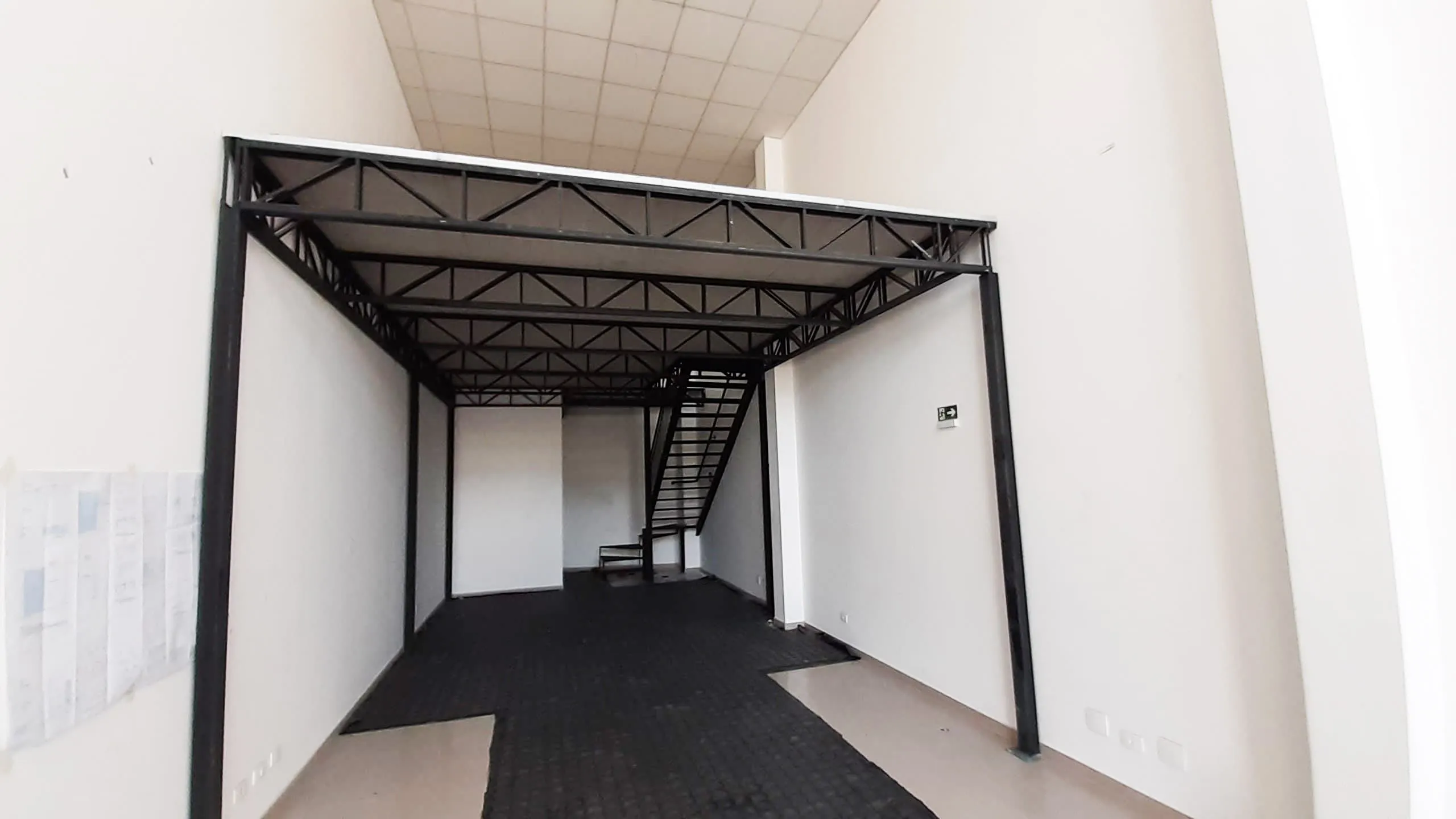 Mezanino interno construído com estrutura metálica e Painel Wall